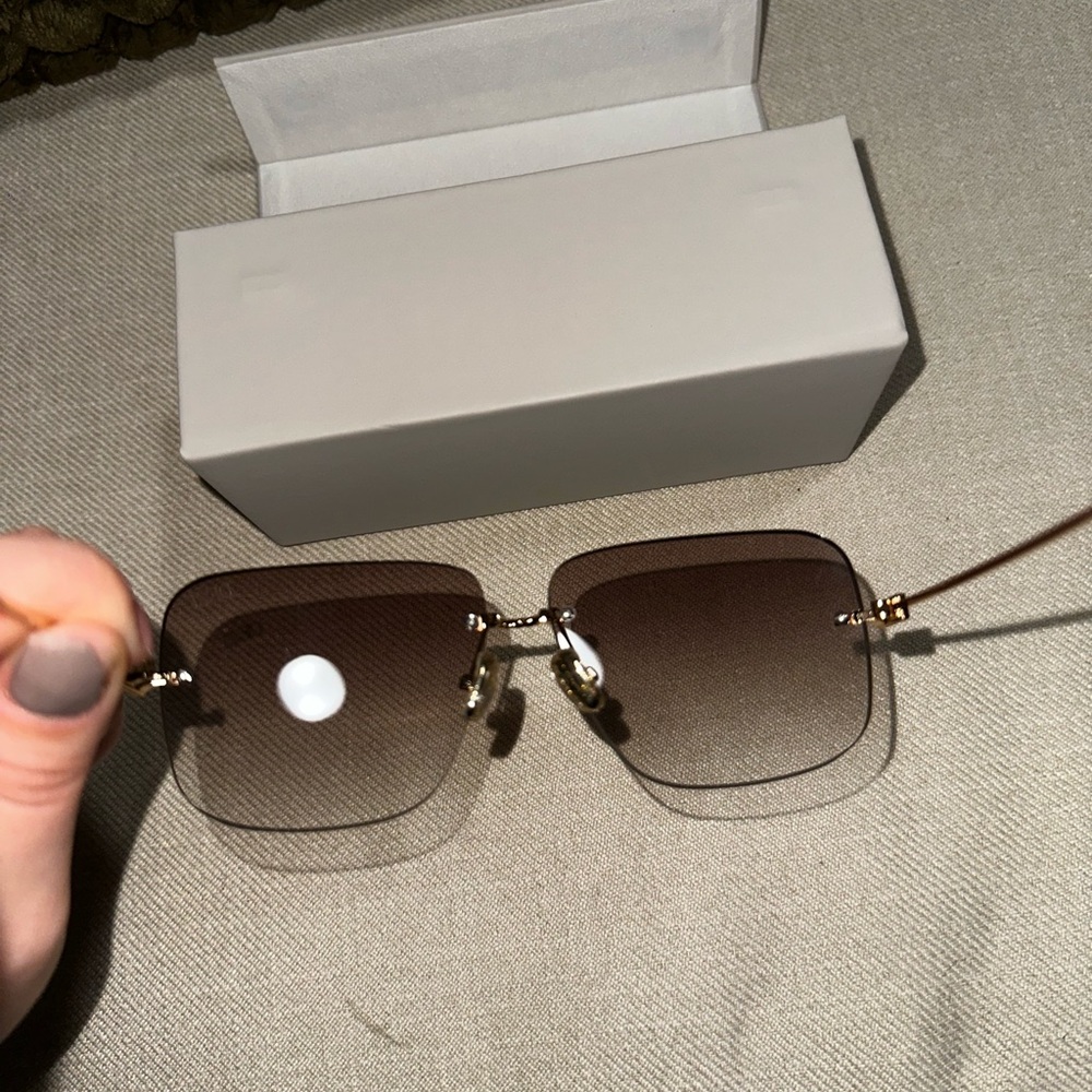 NEW - DEZI “2000’s” Gold Frame Sunglasses - Picture 6 of 9